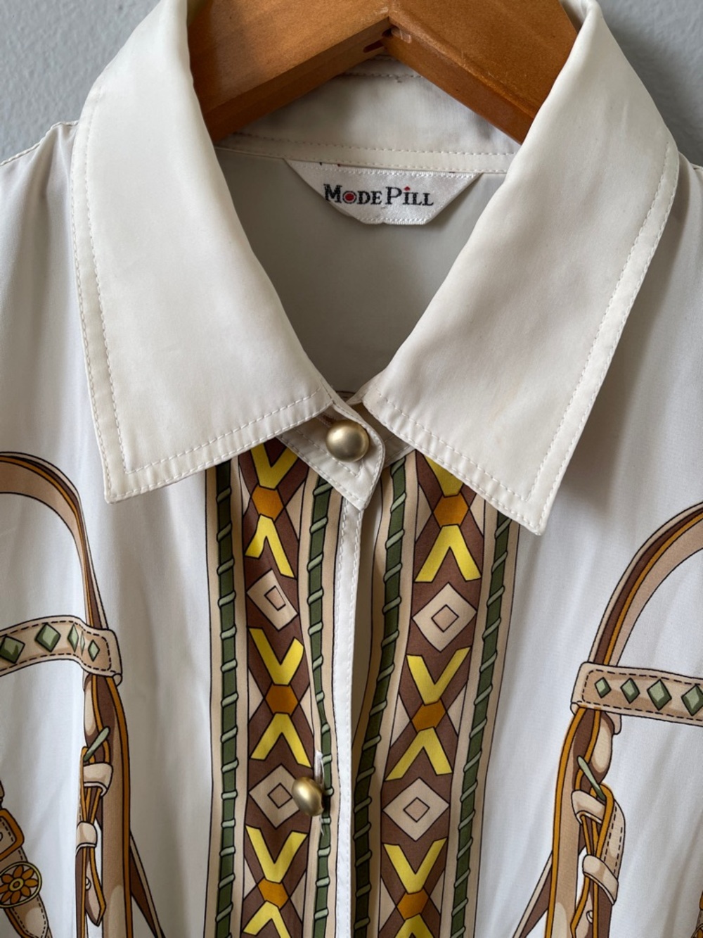 Printed equestrian-inspired Scarf Printed Button-Down Shirt gold buttons - Picture 7 of 9